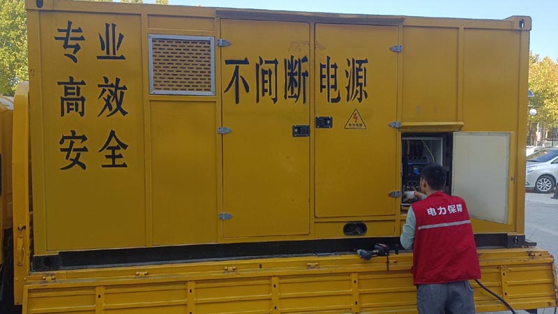 连南柴油发电机组和UPS电源配合使用时，如何避免切换过程中的电力中断？
